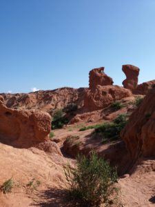 причудливые красные скалы в каньоне сказка киргизия