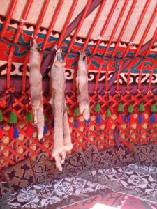 внутренности юрты, шкуры