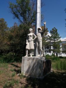 скульптура рабочий и колхозница
